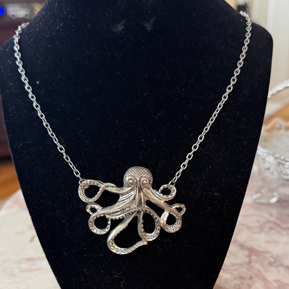 EUC~Vintage Silver Octopus Pendant Necklace With Lobster Style Clasp Closure